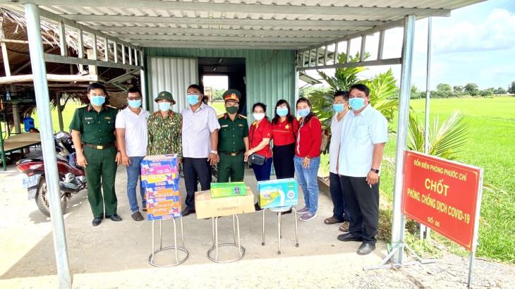 Thị xã Hoà Thành tổ chức thăm và tặng quà  các chốt phòng chống dịch trên tuyến biên giới